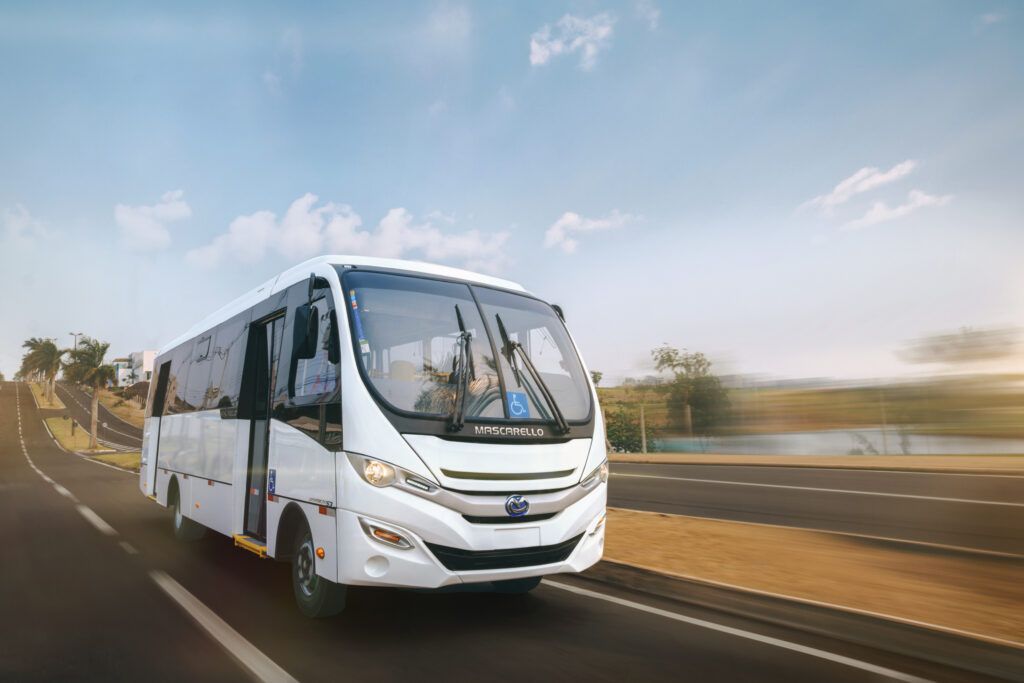 Micro ônibus na rua