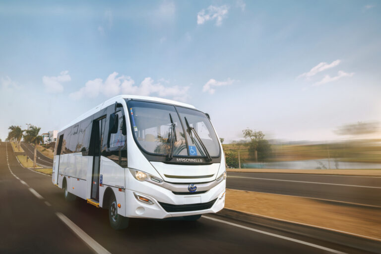 Micro ônibus na rua